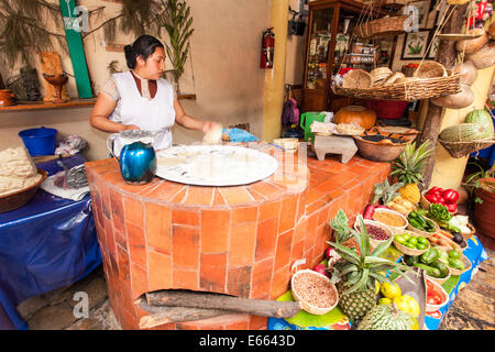 Eine Frau kocht handgemachten Tortillas in einem Restaurant in der Nähe der Plaza in San Cristobal de Las Casas, Chiapas, Mexiko. Stockfoto