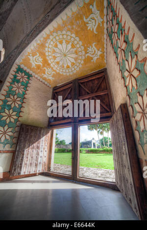 Kunstvoll verzierte Seiteneingang der Kirche Santo Domingo in Uayma, Yucatan, Mexiko. Stockfoto