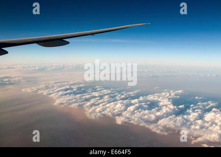 Saudi Arabian Airlines Boeing 777-300 geht über einen Sandsturm vor dem Abstieg in Jeddah. Stockfoto