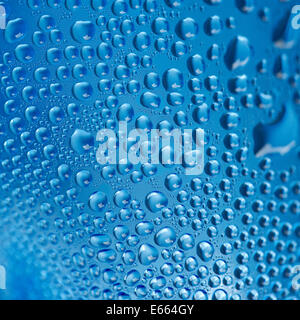 Wassertropfen auf blaue Flasche Hintergrund Stockfoto