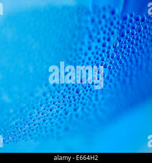 Wassertropfen auf blaue Flasche Hintergrund Stockfoto