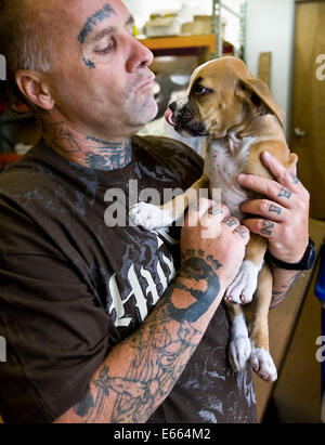 Skateboarder und Gründungsmitglied des Z-Boys Jay Adams, der Skater in der 2005 Film "Lords of Dogtown," porträtiert starb während einer längeren Surf-Trip in Mexiko Donnerstag an einem Herzinfarkt. Adams war 53. Bild: 29. Juli 2008 - Costa Mesa, Kalifornien, USA - Skateboard-Legende JAY ADAMS spielt mit einer Kollegin Welpen. Adams ist aus dem Gefängnis und glücklich, haben einen Job zu tun, was getan werden muss, die um Hurley Surf/Skate Firmensitz. Bildnachweis: Mark Avery/ZUMAPRESS.com/Alamy Live-Nachrichten Stockfoto