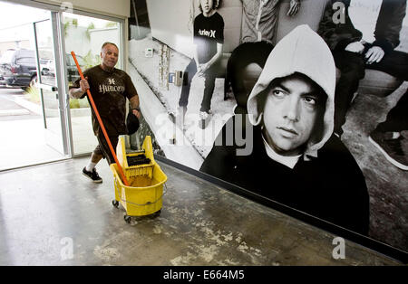 Skateboarder und Gründungsmitglied des Z-Boys Jay Adams, der Skater in der 2005 Film "Lords of Dogtown," porträtiert starb während einer längeren Surf-Trip in Mexiko Donnerstag an einem Herzinfarkt. Adams war 53. Bild: 29. Juli 2008 - Costa Mesa, Kalifornien, USA - Skateboard-Legende JAY ADAMS ist aus dem Gefängnis und glücklich, haben einen Job zu tun, was getan werden muss, die um Hurley Surf/Skate Firmensitz Credit: Mark Avery/ZUMAPRESS.com/Alamy Live News Stockfoto