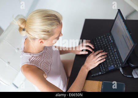 Business-Frau von zu Hause aus arbeiten. Stockfoto
