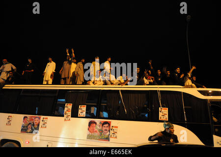 Islamabad, Pakistan. 15. August 2014. Pakistanische Anhänger der Opposition Partei Pakistan Tehreek-e-Insaf (PTI) Ankunft in Islamabad, der Hauptstadt von Pakistan, 15. August 2014. Tausende von Teilnehmern in zwei regierungsfeindliche Demonstrationen trat die pakistanische Hauptstadt Islamabad späten Freitag Bühne Sit-in und heutigen Ansprüchen. Bildnachweis: Ahmad Kamal/Xinhua/Alamy Live-Nachrichten Stockfoto