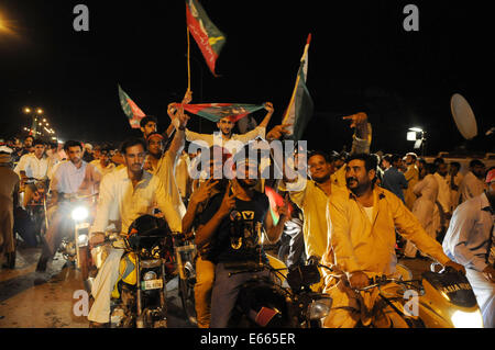 Islamabad, Pakistan. 15. August 2014. Pakistanische Anhänger der Opposition Partei Pakistan Tehreek-e-Insaf (PTI) Ankunft in Islamabad, der Hauptstadt von Pakistan, 15. August 2014. Tausende von Teilnehmern in zwei regierungsfeindliche Demonstrationen trat die pakistanische Hauptstadt Islamabad späten Freitag Bühne Sit-in und heutigen Ansprüchen. Bildnachweis: Ahmad Kamal/Xinhua/Alamy Live-Nachrichten Stockfoto