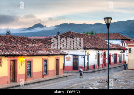 Am frühen Morgen Blick auf 16 de Septiembre Straße, die entlang der Westseite der Plaza De La Paz in San Cristobal, Chiapas, Mexiko Stockfoto