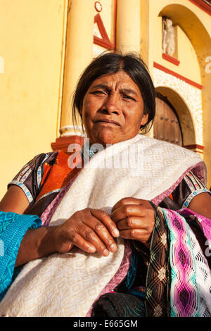 Tzotzil indische Leinen verkaeufers vor der Kathedrale in San Cristobal de Las Casas, Chiapas, Mexiko. Stockfoto