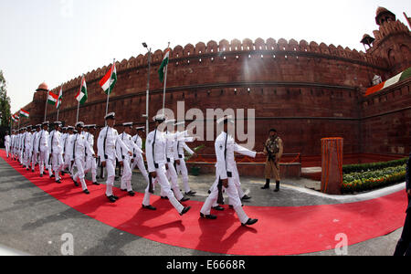 Neu-Delhi, Indien. 15. August 2014. Soldaten der indischen Marine marschieren auf das Rote Fort, wo der indische Premierminister Narendra Modi die Nation während der 68. indischer Unabhängigkeitstag in Neu-Delhi, Indien, 15. August 2014 gerichtet. Der indische Premierminister Narendra Modi Freitag angekündigt eine finanzielle Eingliederung Mission Indien markieren ' s 68. Unabhängigkeitstag und Bankdienstleistungen, Kredite, Versicherungen und Pensionskassen an alle Haushalte zu verlängern. Bildnachweis: Partha Sarkar/Xinhua/Alamy Live-Nachrichten Stockfoto