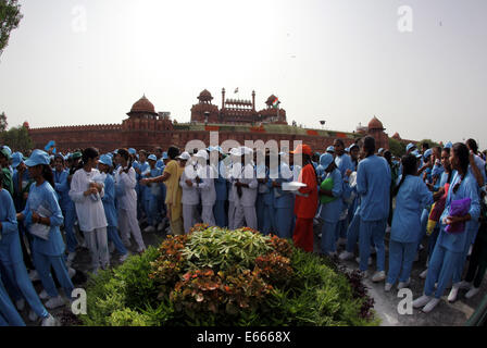 Neu-Delhi, Indien. 15. August 2014. Indischen Schülerinnen und Schüler werden an das Rote Fort gesehen wo der indische Premierminister Narendra Modi die Nation während der 68. indischer Unabhängigkeitstag in Neu-Delhi, Indien, 15. August 2014 gerichtet. Der indische Premierminister Narendra Modi Freitag angekündigt eine finanzielle Eingliederung Mission Indien markieren ' s 68. Unabhängigkeitstag und Bankdienstleistungen, Kredite, Versicherungen und Pensionskassen an alle Haushalte zu verlängern. Bildnachweis: Partha Sarkar/Xinhua/Alamy Live-Nachrichten Stockfoto