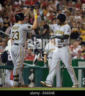Washington, DC, USA. 15. August 2014. Pittsburgh Pirates Recht Fielder Travis Snider (23) gratuliert linker Feldspieler Starling Marte (6), rechts, nach Marte während der vierten Inning ihres Spiels bei Nationals Park in Washington, D.C., Freitag, 15. August 2014 einen 2-Run Home Run aus Washington Nationals ab Krug Tanner Roark (57) getroffen. Bildnachweis: Harry E. Walker/ZUMA Draht/Alamy Live-Nachrichten Stockfoto