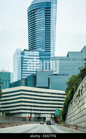 Annäherung an die moderne Glasarchitektur von der wohlhabenden, uptown Geschäft Bezirk von Buckhead Atlanta. USA. Stockfoto