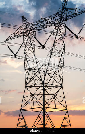 Turm der macht – Silhouette Gerüst eines Hochspannungs-Powerline-Turms bei Sonnenuntergang. USA. Stockfoto