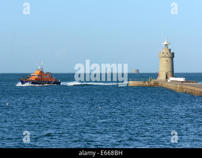 RNLI-Rettungsboot wieder in St Peter Port Harbour, Guernsey, Channel Islands nach Beantwortung eines Notrufs Stockfoto