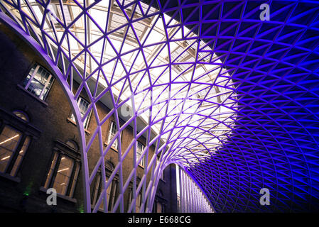 Westlichen Bahnhofshalle am Kings Cross entworfen von John McAslan + Partner, Kings Cross Station, London, England, UK Stockfoto