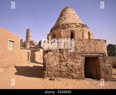 Landschaft von Al-Qasr mit Minarett, einem Dorf in der Oase Dakhla in Ägypten Stockfoto