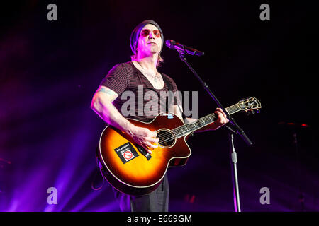 Raleigh, North Carolina, USA. 8. Juli 2014. Musik Künstler GOO GOO DOLLS bringen ihre 2014-Sommertour in Raleigh, NC. Die Goo Goo Dolls sind eine US-amerikanische Rockband, gegründet 1986 in Buffalo, New York, Gitarrist und Sänger John Rzeznik, Bassist und Sänger Robby Takac. © Andy Martin Jr./ZUMA Draht/Alamy Live-Nachrichten Stockfoto