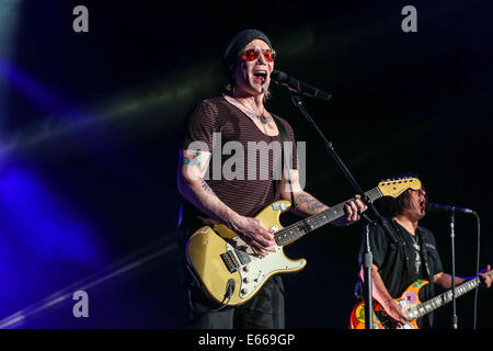 Raleigh, North Carolina, USA. 8. Juli 2014. Musik Künstler GOO GOO DOLLS bringen ihre 2014-Sommertour in Raleigh, NC. Die Goo Goo Dolls sind eine US-amerikanische Rockband, gegründet 1986 in Buffalo, New York, Gitarrist und Sänger John Rzeznik, Bassist und Sänger Robby Takac. © Andy Martin Jr./ZUMA Draht/Alamy Live-Nachrichten Stockfoto