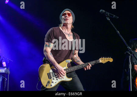 Raleigh, North Carolina, USA. 8. Juli 2014. Musik Künstler GOO GOO DOLLS bringen ihre 2014-Sommertour in Raleigh, NC. Die Goo Goo Dolls sind eine US-amerikanische Rockband, gegründet 1986 in Buffalo, New York, Gitarrist und Sänger John Rzeznik, Bassist und Sänger Robby Takac. © Andy Martin Jr./ZUMA Draht/Alamy Live-Nachrichten Stockfoto