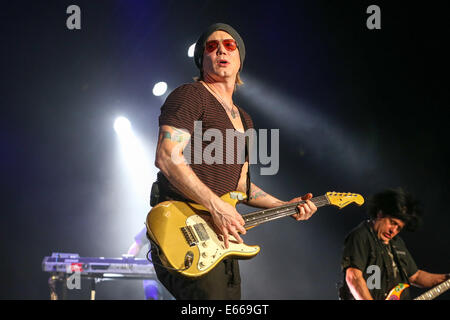 Raleigh, North Carolina, USA. 8. Juli 2014. Musik Künstler GOO GOO DOLLS bringen ihre 2014-Sommertour in Raleigh, NC. Die Goo Goo Dolls sind eine US-amerikanische Rockband, gegründet 1986 in Buffalo, New York, Gitarrist und Sänger John Rzeznik, Bassist und Sänger Robby Takac. © Andy Martin Jr./ZUMA Draht/Alamy Live-Nachrichten Stockfoto