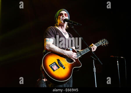 Raleigh, North Carolina, USA. 8. Juli 2014. Musik Künstler GOO GOO DOLLS bringen ihre 2014-Sommertour in Raleigh, NC. Die Goo Goo Dolls sind eine US-amerikanische Rockband, gegründet 1986 in Buffalo, New York, Gitarrist und Sänger John Rzeznik, Bassist und Sänger Robby Takac. © Andy Martin Jr./ZUMA Draht/Alamy Live-Nachrichten Stockfoto