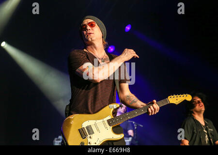 Raleigh, North Carolina, USA. 8. Juli 2014. Musik Künstler GOO GOO DOLLS bringen ihre 2014-Sommertour in Raleigh, NC. Die Goo Goo Dolls sind eine US-amerikanische Rockband, gegründet 1986 in Buffalo, New York, Gitarrist und Sänger John Rzeznik, Bassist und Sänger Robby Takac. © Andy Martin Jr./ZUMA Draht/Alamy Live-Nachrichten Stockfoto