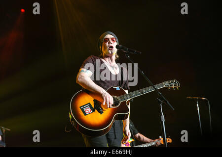Raleigh, North Carolina, USA. 8. Juli 2014. Musik Künstler GOO GOO DOLLS bringen ihre 2014-Sommertour in Raleigh, NC. Die Goo Goo Dolls sind eine US-amerikanische Rockband, gegründet 1986 in Buffalo, New York, Gitarrist und Sänger John Rzeznik, Bassist und Sänger Robby Takac. © Andy Martin Jr./ZUMA Draht/Alamy Live-Nachrichten Stockfoto