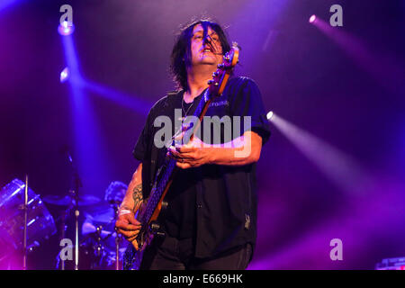 Raleigh, North Carolina, USA. 8. Juli 2014. Musik Künstler GOO GOO DOLLS bringen ihre 2014-Sommertour in Raleigh, NC. Die Goo Goo Dolls sind eine US-amerikanische Rockband, gegründet 1986 in Buffalo, New York, Gitarrist und Sänger John Rzeznik, Bassist und Sänger Robby Takac. © Andy Martin Jr./ZUMA Draht/Alamy Live-Nachrichten Stockfoto