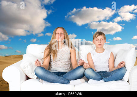 Jungen und Mädchen meditiert in der Natur Stockfoto