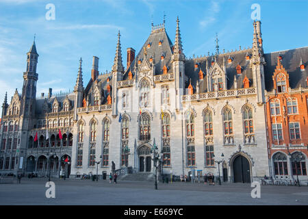 Brügge, Belgien - 11. Juni 2014: Der Grote Markt und der Provinciaal Hof gotischer Bau und Historium Gebäude im Abendlicht Stockfoto