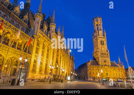 Brügge, Belgien - 11. Juni 2014: Grote Markt mit dem Belfort van Brugge, Historium und Provinciaal Hof Gebäude. Stockfoto