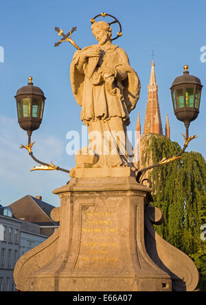 Brügge - St. Johannes Nepomuk-Statue auf der Brücke und der Turm der Kirche Notre-Dame. Stockfoto