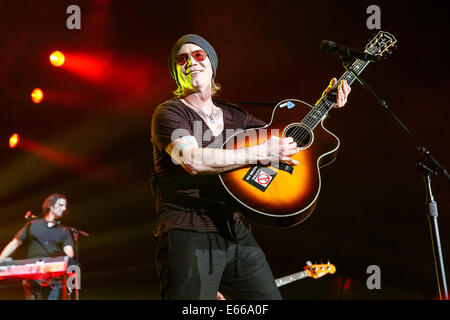 Raleigh, North Carolina, USA. 8. Juli 2014. Musik Künstler GOO GOO DOLLS bringen ihre 2014-Sommertour in Raleigh, NC. Die Goo Goo Dolls sind eine US-amerikanische Rockband, gegründet 1986 in Buffalo, New York, Gitarrist und Sänger John Rzeznik, Bassist und Sänger Robby Takac. © Andy Martin Jr./ZUMA Draht/Alamy Live-Nachrichten Stockfoto