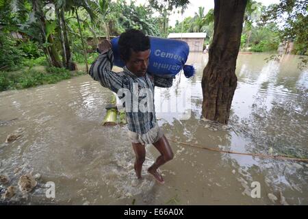 Assam, Indien. 15. August 2014. Indische Dorfbewohner mit ihren Habseligkeiten an Orte gehen, höher nach Wasser des Flusses Barhmaputra ihre Häuser am Bhurbandha im Nagaon Bezirk Assam eingetragen. Bildnachweis: Simon Hazarika/Pacific Press/Alamy Live-Nachrichten Stockfoto