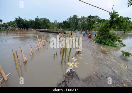 Assam, Indien. 15. August 2014. Eine Straße, die weggespült wurde, nachdem Wasser des Flusses Barhmaputra Bhurbandha Dorf im Nagaon Bezirk Assam eingegeben. Bildnachweis: Simon Hazarika/Pacific Press/Alamy Live-Nachrichten Stockfoto