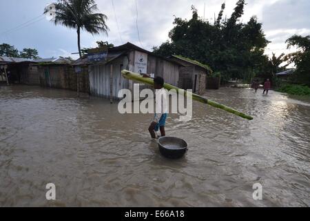 Assam, Indien. 15. August 2014. Indische Dorfbewohner mit ihren Habseligkeiten an Orte gehen, höher nach Wasser des Flusses Barhmaputra ihre Häuser am Bhurbandha im Nagaon Bezirk Assam eingetragen. Bildnachweis: Simon Hazarika/Pacific Press/Alamy Live-Nachrichten Stockfoto