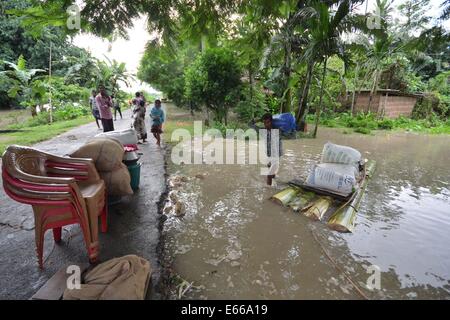 Assam, Indien. 15. August 2014. Indische Dorfbewohner mit ihren Habseligkeiten an Orte gehen, höher nach Wasser des Flusses Barhmaputra ihre Häuser am Bhurbandha im Nagaon Bezirk Assam eingetragen. Bildnachweis: Simon Hazarika/Pacific Press/Alamy Live-Nachrichten Stockfoto