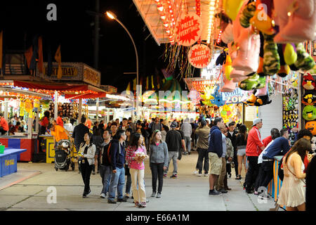 Toronto, Kanada. 15. August 2014. Abend-Blick auf den Midway Games Bereich am Boden CNE am Eröffnungstag der 136. CNE (Canadian National Exhibition aka Ex) in Toronto. Bildnachweis: EXImages/Alamy Live-Nachrichten Stockfoto