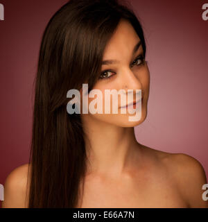 Beauty Portrait Gorgeuos hispanische Frau mit dunklen Haaren Stockfoto