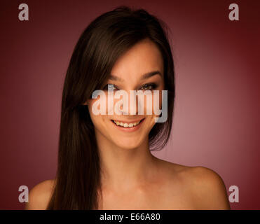 Beauty Portrait Gorgeuos hispanische Frau mit dunklen Haaren Stockfoto