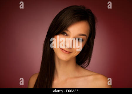 Beauty Portrait Gorgeuos hispanische Frau mit dunklen Haaren Stockfoto