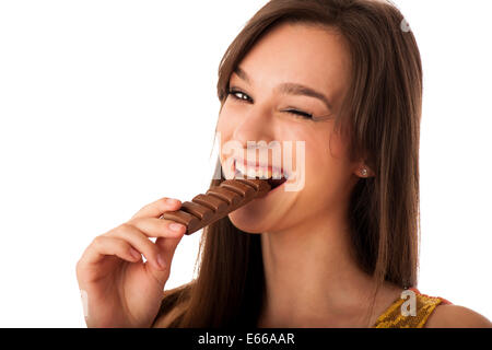 Schöne junge kaukasischen Frau essen Schokolade isoliert auf weißem Hintergrund Stockfoto