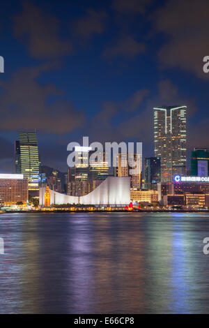 Tsim Sha Tsui Skyline bei Dämmerung, Kowloon, Hong Kong Stockfoto