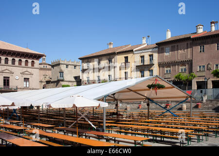 Traditionelle Häuser rund um die Plaza Mayor im Poble Espanyol - das spanische Dorf in Barcelona, Katalonien, Spanien. Stockfoto
