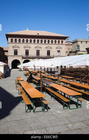 Plaza Mayor im Poble Espanyol - das spanische Dorf in Barcelona, Katalonien, Spanien. Stockfoto
