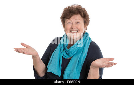Isolierte glücklich senior Frau in blauen Schal präsentiert mit ihren Händen über weiß. Stockfoto