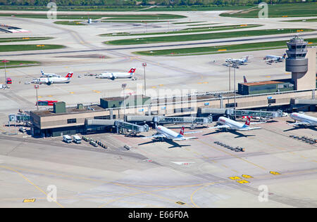 Zürich - APRIL 17: Flugzeuge Zürich Abflug am 17. April 2014 in Zürich, Schweiz. Der Flughafen Zürich ist Heimathafen für Swi Stockfoto