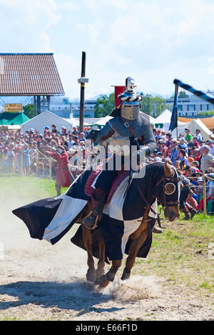 HINWIL, Schweiz - 18 Mai: Unbekannter Mann in Ritterrüstung auf dem Pferd bereit für Action während Turnier Wiederaufbau ne Stockfoto