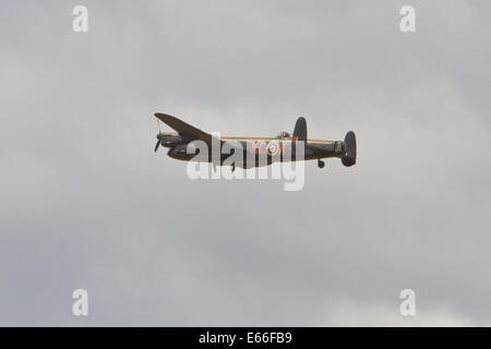 Biggin Hill, UK.16th August 2014. Avro Lancaster Kriegszeit Bomber flog aus Biggin Hill Airport in Eastbourne Airsho Credit anzeigen: Keith Larby/Alamy Live News Stockfoto