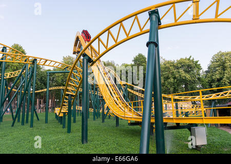 Untersetzer mit Menschen schreien in einem Kinderpark Stockfoto